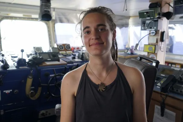 Tânăra arestată pentru salvarea migranților a fost eliberată în Italia, spre furia lui Salvini