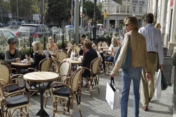 Orașul european preferat de milioane de turiști va interzice fumatul pe terasele restaurantelor