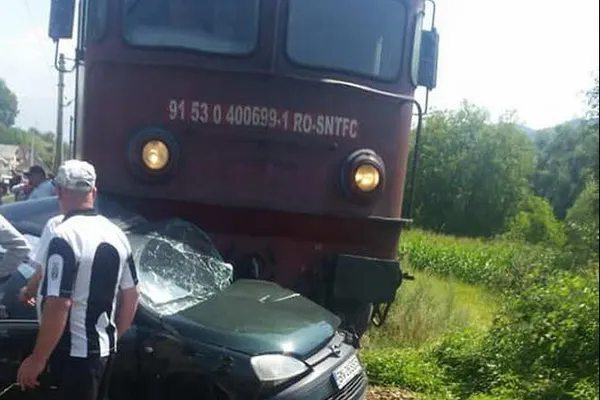 Accident teribil în Bistriţa, un tren cu 100 de pasageri a lovit în plin un autoturism (FOTO+VIDEO)