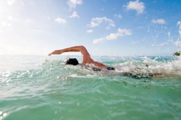 De ce înotul în ocean este periculos pentru sănătate