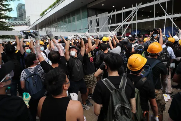 Revoltă masivă la Hong Kong. Protestatarii au forțat intrarea în Guvern și Parlament (VIDEO)