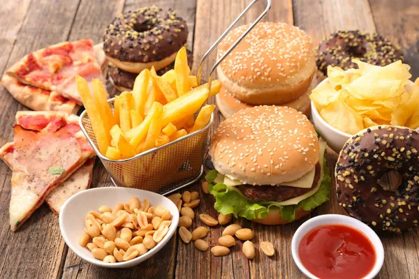 Specialiștii avertizează asupra alimentelor pe care n-ar trebui să le consumăm niciodată