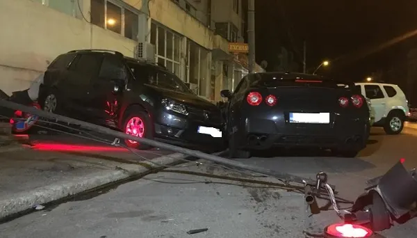 A intrat cu bolidul în mașinile polițiștilor