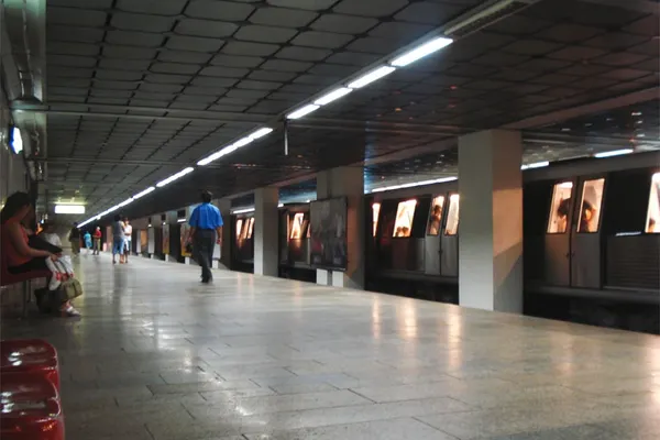 Accident cumplit la metrou: O persoană a căzut pe şine la staţia Aurel Vlaicu