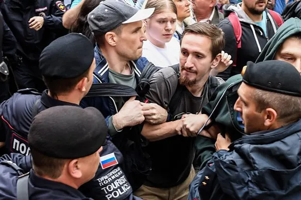 Rusia lui Putin respinge cu furie criticile după arestarea a 1.400 de protestatari