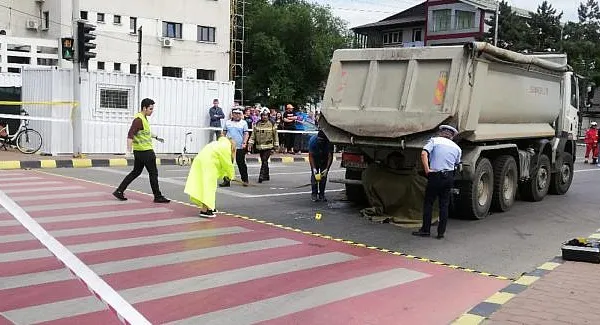 Moarte absurdă, un pieton a fost strivit de un camion, la Suceava (GALERIE)