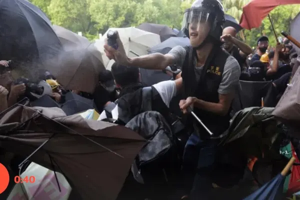 Ciocniri violente în Hong Kong, după protestele uriașe