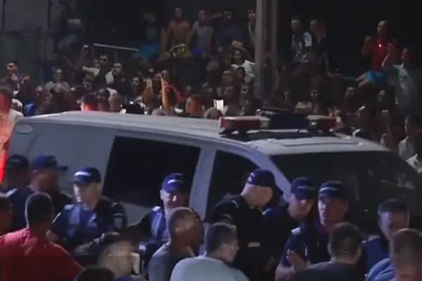 Revoltă la Caracal! Oamenii îi huiduie pe polițiști