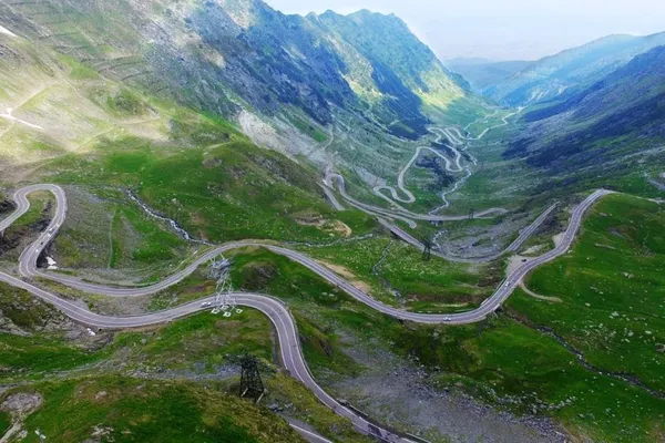 O mașină s-a răsturnat în prăpastie pe Transfăgărășan