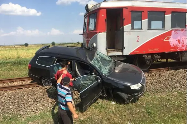 Accident feroviar lângă Aiud. Autoturism lovit de tren, la trecerea peste calea ferată
