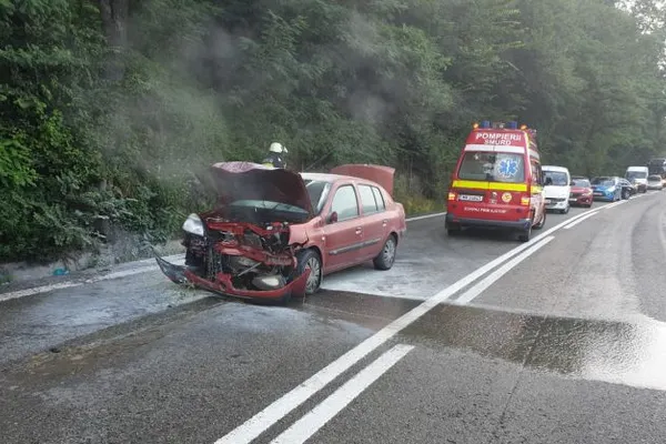 Accident grav, pe Valea Oltului. O mașină a luat foc, la impactul cu peretele din stâncă: 2 victime