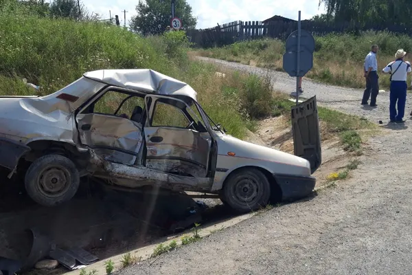 Accident grav, în jud. Caraș-Severin: un mort și 4 răniți. Mașinile, făcute praf!