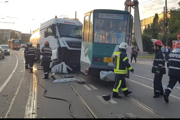 Tramvai lovit de o cisternă cu motorină. A sărit de pe șine