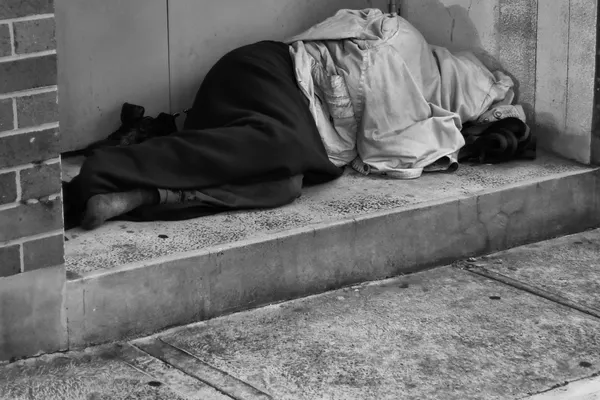 Prigoana săracilor în Italia. Om fără adăpost, amendat cu 200 de euro pentru că a dormit în stradă