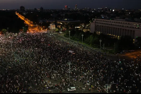 25.000 de oameni în Piața Victoriei. Protestatarii, la gardul Guvernului. Filmul zilei în imagini