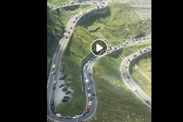 Imagini incredibile. Trafic bară la bară pe Transfăgărășan