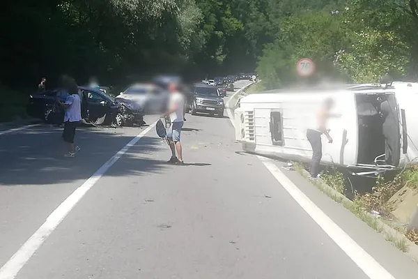 Accident grav pe Valea Oltului. Microbuz răsturnat, 21 victime. PLAN ROȘU