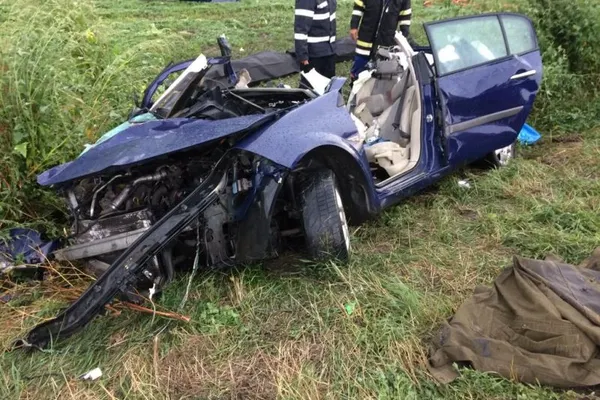 Accident cumplit în Brașov. Un autoturism, spulberat de un autotren: 2 morți, 3 răniți