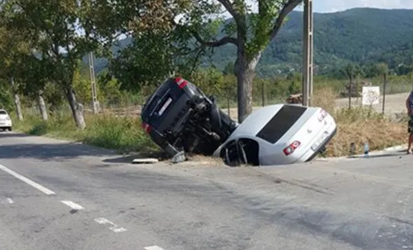 Accident grav: cu mașinile în șanț, după ce au vrut să evite o bătrână care traversa neregulamentar