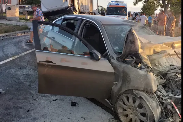 Accident grav în județul Sibiu. Mașina unui cetățean străin, spulberată de un TIR