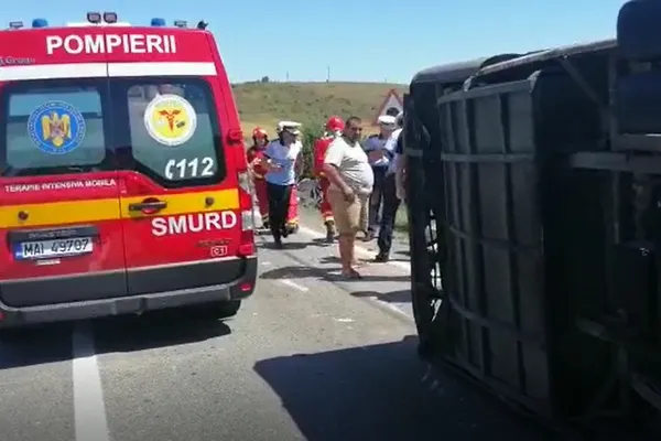Accident grav, lângă Craiova. Un microbuz s-a răsturnat: 2 morți și 13 răniți. Planul ROȘU, activat