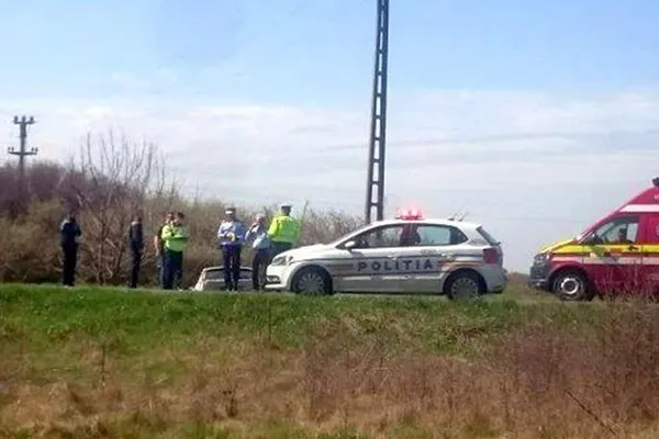 Accident grav, în Timiş: două victime, după ce maşina s-a răsturnat în şanţ