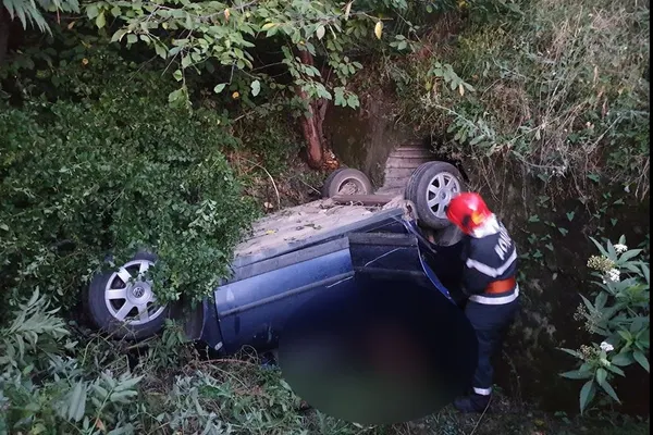 Accident grav, în jud. Suceava: 5 răniţi, după ce maşina a căzut într-o râpă