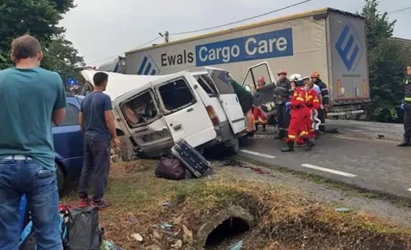 Accident teribil pe DN1. Doi oameni au murit, 7 sunt răniți
