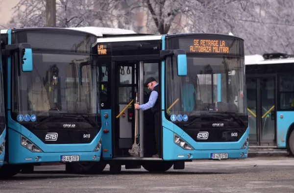 Șoferii STB care pleacă mai devreme sau mai târziu de la cap de linie vor fi AMENDAȚI. Anunțul primarului Nicușor Dan