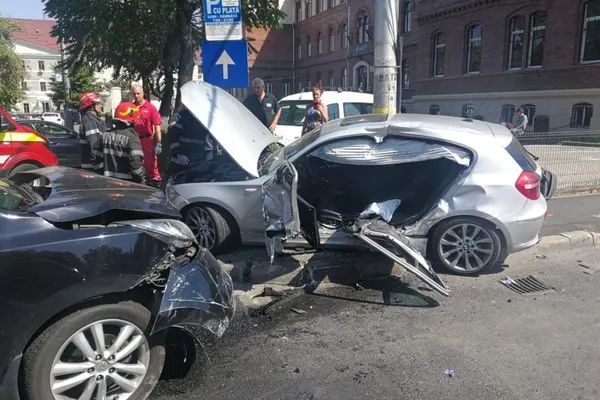 Grav accident în centrul Clujului! 5 persoane au fost rănite. Imagini cumplite
