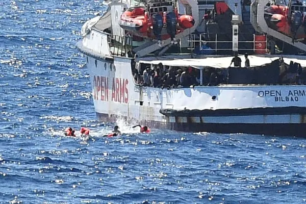 Migranții de pe nava Open Arms au început să debarce pe insula italiană Lampedusa