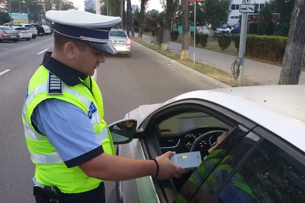 O șoferiță băută a lovit cu mașina 2 polițiști, pentru a scăpa de etilotest. Caz șocant în județul Mureș