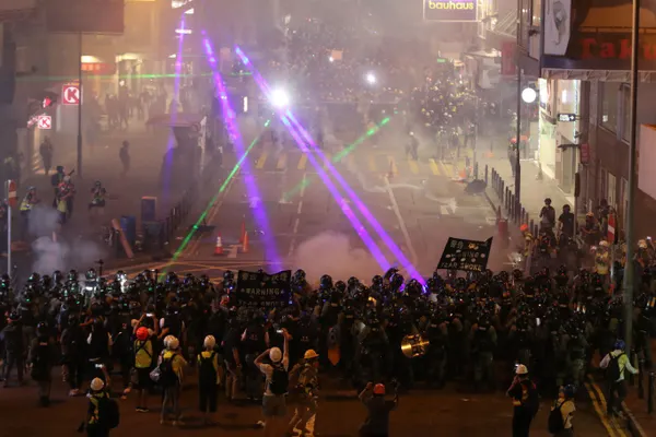 O nouă zi de proteste masive pro-democrație în Hong Kong. Amenințările Chinei