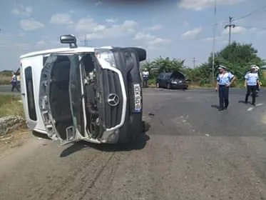 Accident grav, în jud. Giurgiu. Microbuz cu persoane, răsturnat: un mort și 5 răniți