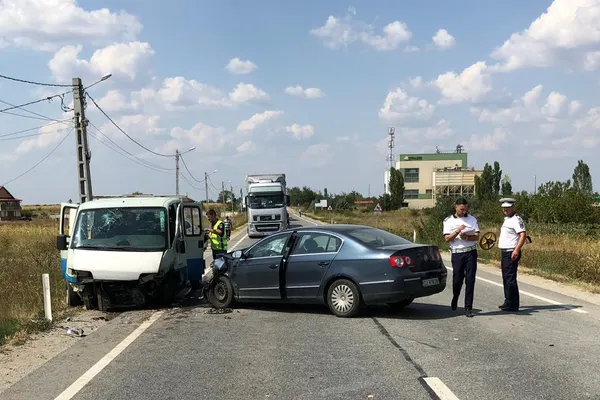Accident în Dolj. Șase persoane, printre care patru copii, rănite