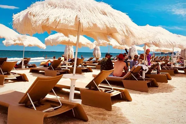 Alertă maximă pe litoral. Zeci de tineri din Vaslui, suspecți de COVID-19, au plecat la mare. Focarul a pornit de la un majorat