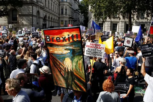 Proteste ample în mai multe orașe din Marea Britanie: ”Opriți lovitura de stat!”