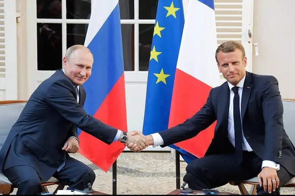 Președintele Franței vrea Rusia din nou în G8. Rusia "examinează" o eventuală revenire