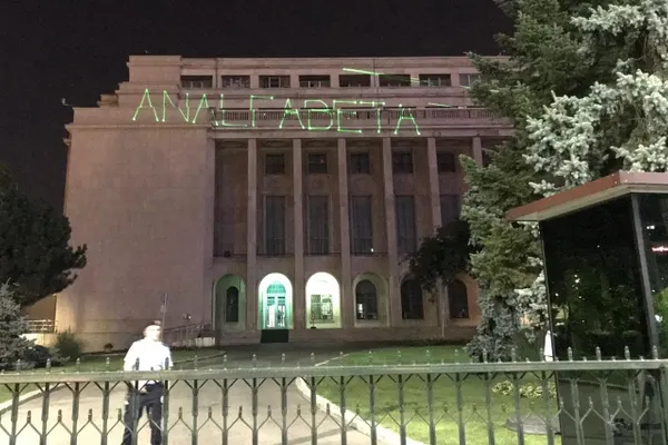Cuvântul jignitor proiectat pe clădirea Guvernului. Ce va face premierul?