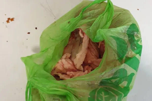Imagini ireale: Sarmale congelate de la Crăciun servite într-un restaurant din România