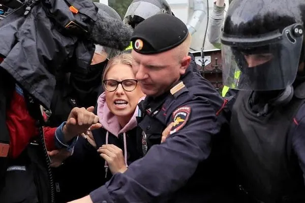 700 de arestări la Moscova. Poliția lui Putin zdrobește protestele care cer alegeri libere