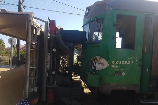 Accident feroviar, în jud. Botoșani. Un tren cu călători a deraiat: impact violent cu un camion