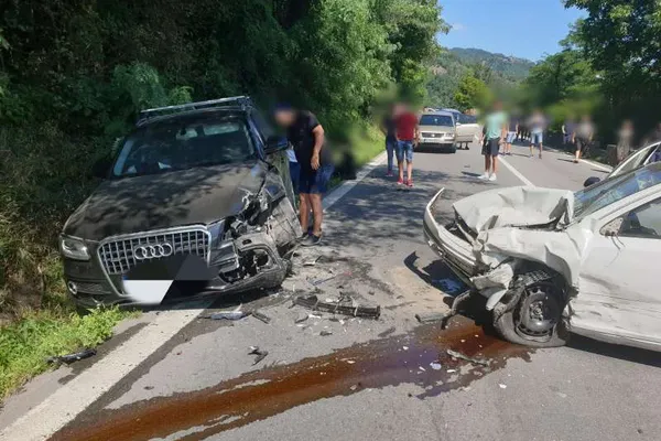 Accident grav în Vâlcea. Cinci persoane rănite, printre care o gravidă şi două adolescente