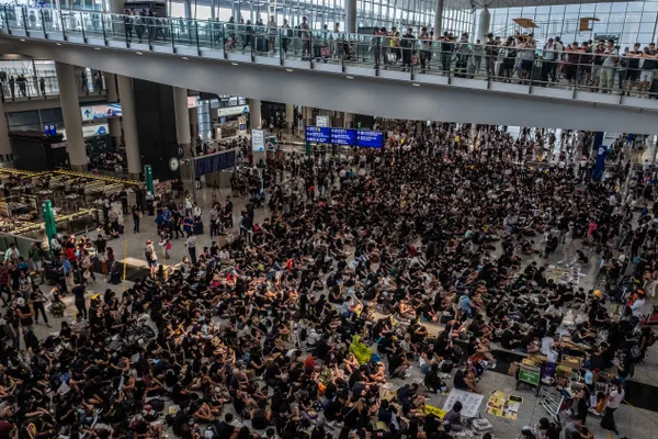 Proteste violente pe aeroportul din Hong Kong