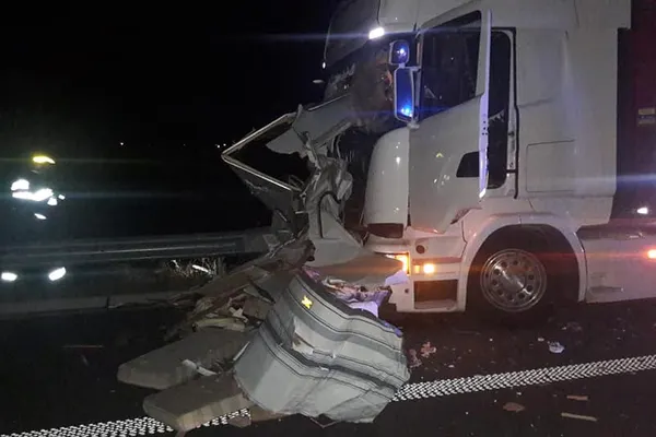 Accident îngrozitor pe Autostrada A1. Doi oameni spulberați de un TIR