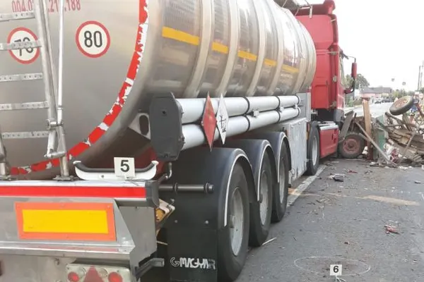 Accident cumplit pe DN 1D. O cisternă a intrat într-o căruță. 3 victime