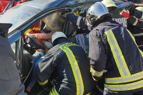 O femeie a rămas încarcerată, în urma unui accident grav produs în Satu Mare