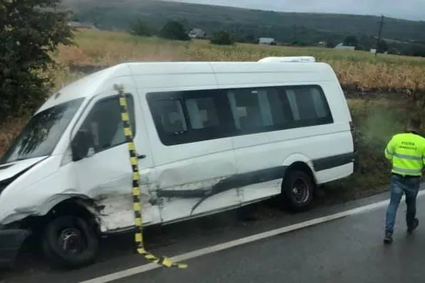 Accident grav, în jud. Suceava. Impact devastator între un microbuz și o mașină: o victimă