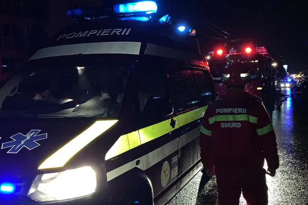 Accident grav în Bistrița-Năsăud. Un microbuz s-a răsturnat, 12 pasageri răniți