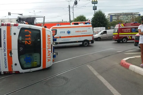 Ambulanţă cu pacient implicată într-un accident la Ploieşti! Trei persoane ranite!
